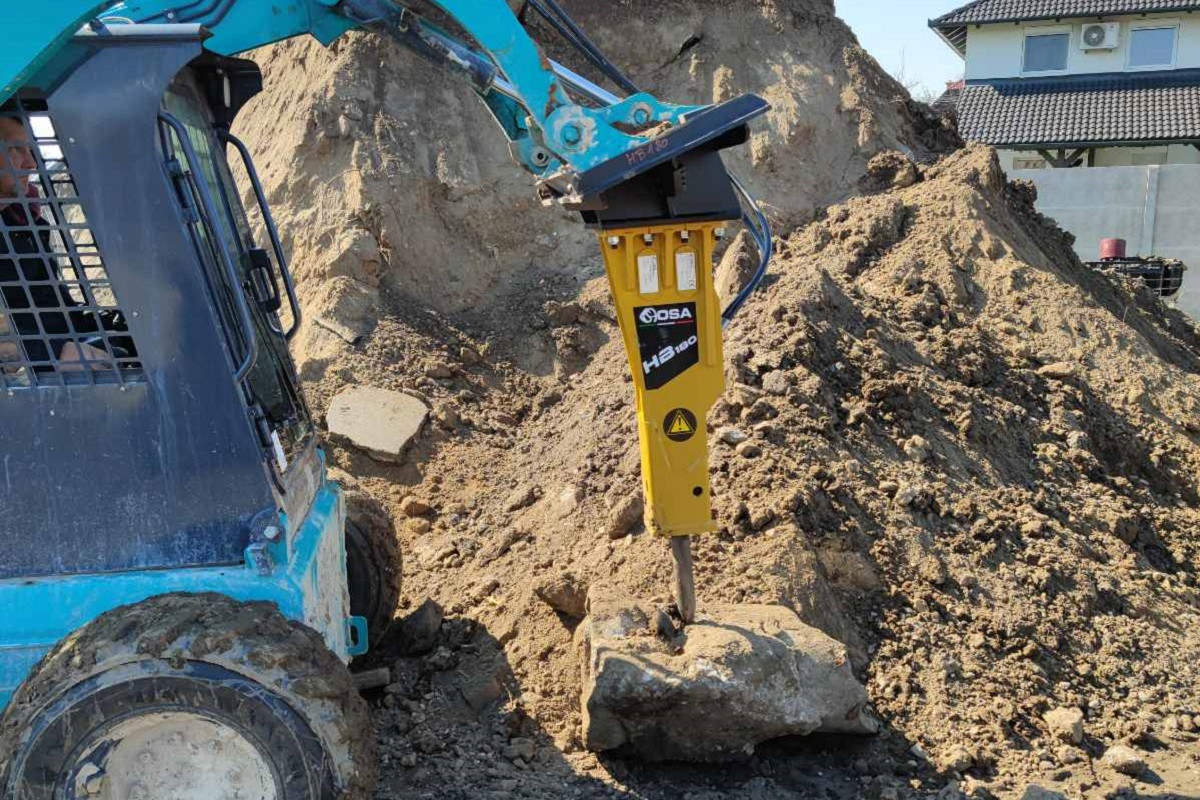 Törőfej 2–2,6 tonnás csúszókormányzású rakodóra – OSA HB180 hidraulikus bontókalapács, 200 kg